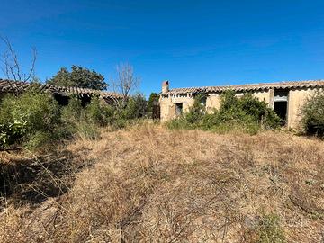 Fabbricato su strada statale, lotto di 1,2 ettari