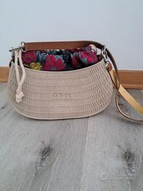 O bag beige con superficie a effetto intrecciato
