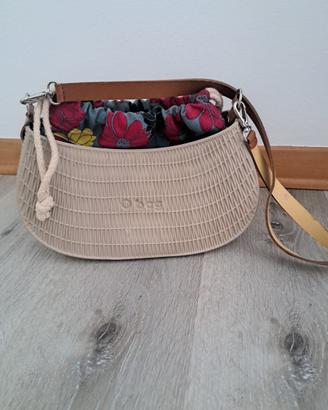 O bag beige con superficie a effetto intrecciato