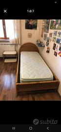Lettino singolo vintage in vimini con comodino,
