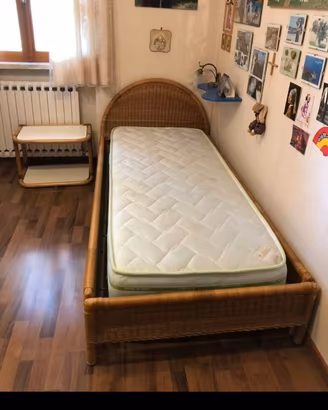 Lettino singolo vintage in vimini con comodino,
