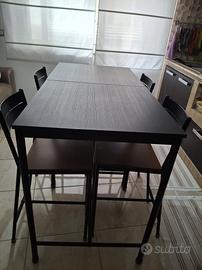 Tavoli (2) alti con sedie sgabello alte (4)