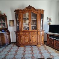 Arredo sala vintage in legno con ecorazioni a mano