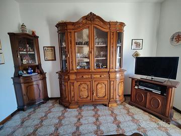 Arredo sala vintage in legno con ecorazioni a mano