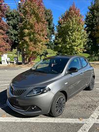 Lancia Ypsilon gold