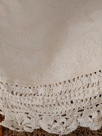 Coperta con ricami fatti a mano