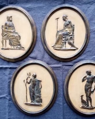 Quadri ovali vintage con bassorilievo mitologia