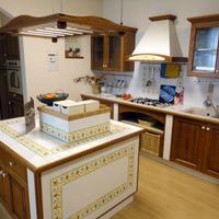 CUCINA in MASSELLO di Castagno e ceramica decorata