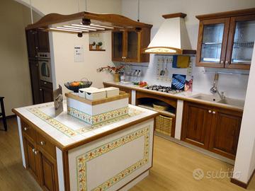 CUCINA in MASSELLO di Castagno e ceramica decorata