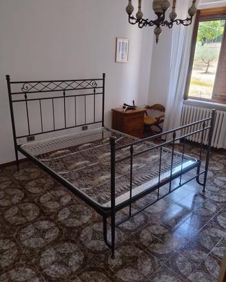 Letto artigianale in ferro battuto con rete