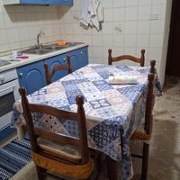 tavolo e sedie, quattro sedie