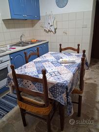 tavolo e sedie, quattro sedie