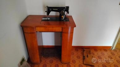 Macchina da cucire Singer con mobile