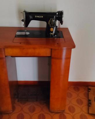 Macchina da cucire Singer con mobile
