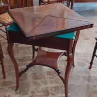 Tavolinetto stile inglese con sedie