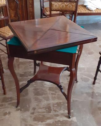 Tavolinetto stile inglese con sedie