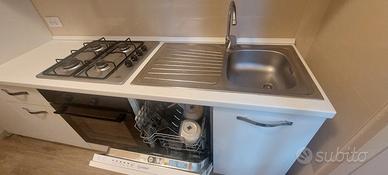 Cucina completa con frigo e lavastoviglie.