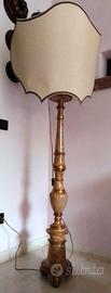 Lampada scolpita piantana antica, fregio