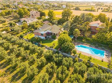 Villa vista mare con parco e piscina