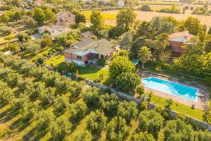 Villa vista mare con parco e piscina