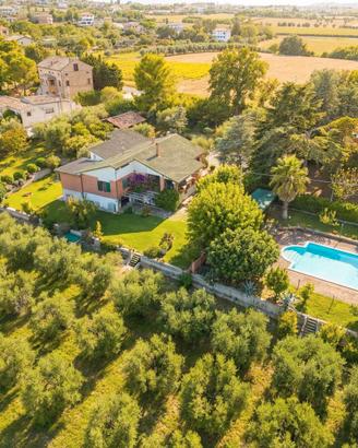 Villa vista mare con parco e piscina