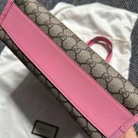 Borsa a forma di fragola con bordo rosa stampato