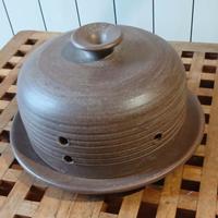 Porta formaggio in terra cotta.