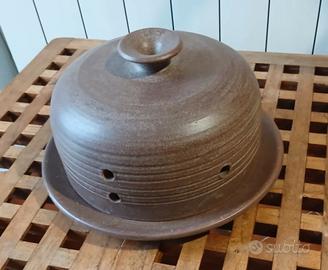 Porta formaggio in terra cotta.