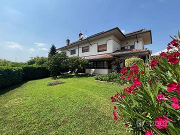 Villa di 289 m² con più di 5 locali e box auto dop