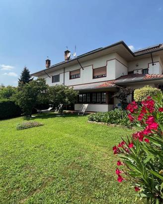 Villa di 289 m² con più di 5 locali e box auto dop