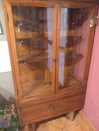 vetrina , tavolo con prolughe