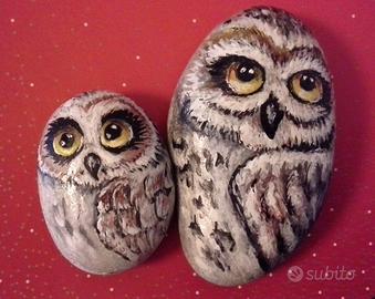 Gufo dipinto a mano su pietra levigata e arrotonda