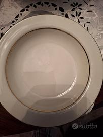 Servito di Piatti in porcellana con bordo oro
