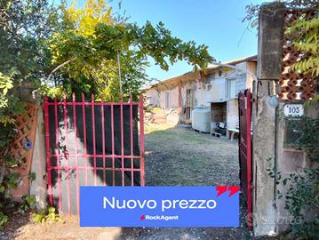 CASA RURALE CIRCONDATA DA GIARDINO