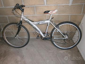 Bicicletta con cambio Shimano