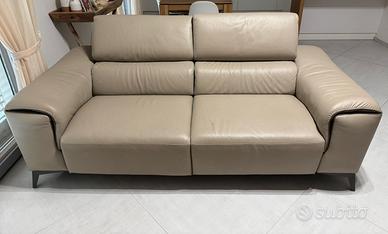 Divano in pelle elettrico, bicolore , come nuovo