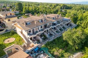 Lariano: appartamento bilivello con terrazzo