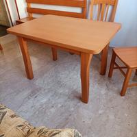 Tavolo con panca e sedie 