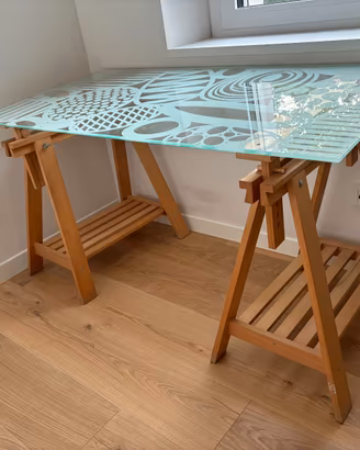 Scrivania IKEA piano vetro su cavalletti in legno