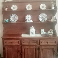 Credenza con piattaia in legno di castagno