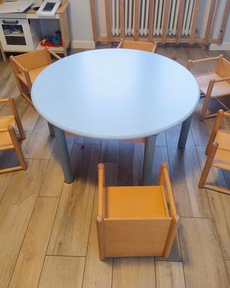 Tavolo per bambini con sedie, nido, infanzia