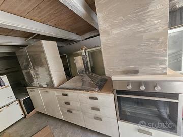 cucina completa di elettrodomestici 