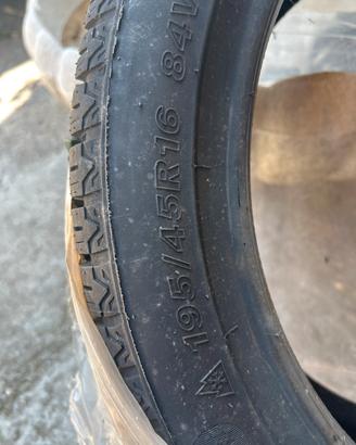 Gomma auto 195/45 R16 4 stagioni