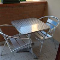 tavolo e seggiole da giardino o balcone