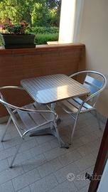 tavolo e seggiole da giardino o balcone