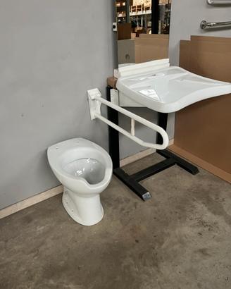 Bagno disabili con specchio orientabile
