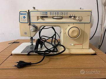 Macchina da cucire Singer con mobiletto