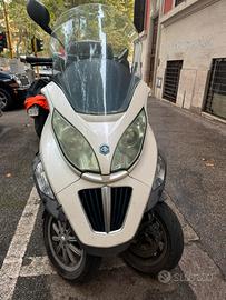 Piaggio MP3 300 ibrido