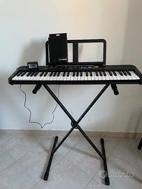 Yamaha PSR-F52 con supporto