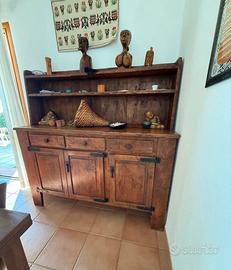 Credenza con tavolo e quattro sedie